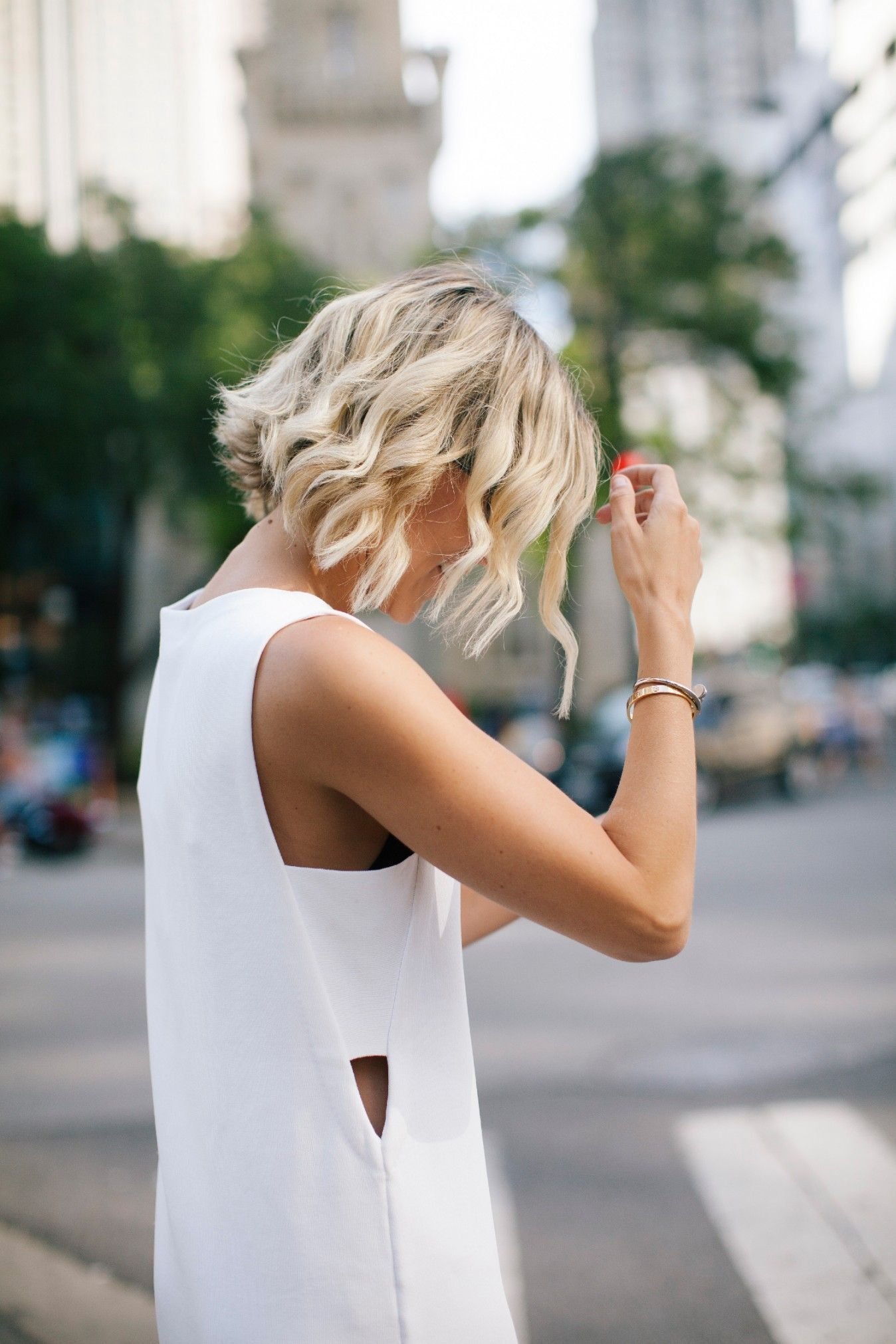 1677266116_style-pibig-info-p-blondinka-s-korotkoi-strizhkoi-so-spini-kr-4